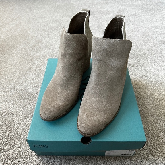 EUC Toms Eliza Suede Boot Pull-On Stacked Heel Bootie in Dune/Metallic Size 9.5 - Picture 1 of 8